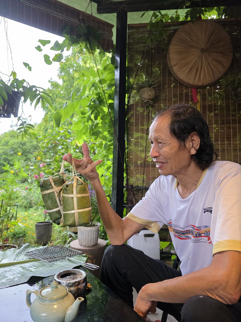 Bác Nguyễn Đức Bình bên những cây giò gói lá