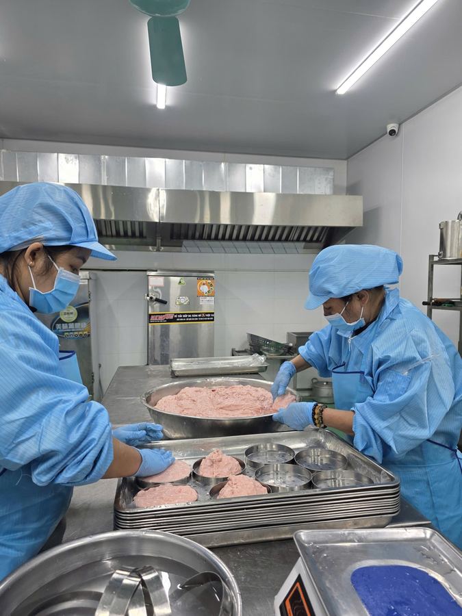 Đội sản xuất Đức Bình chỉnh từng mẻ giò