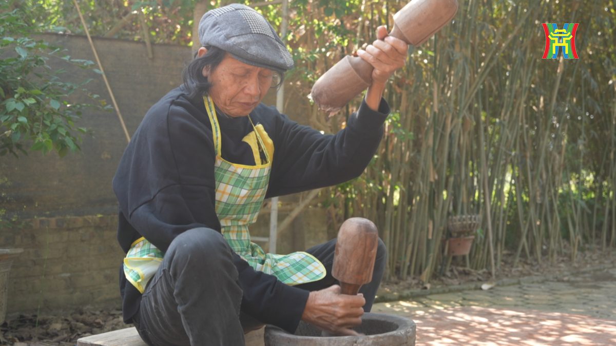 Bác Bình bên cối đá, chày gỗ trong phóng sự Đài Hà Nội