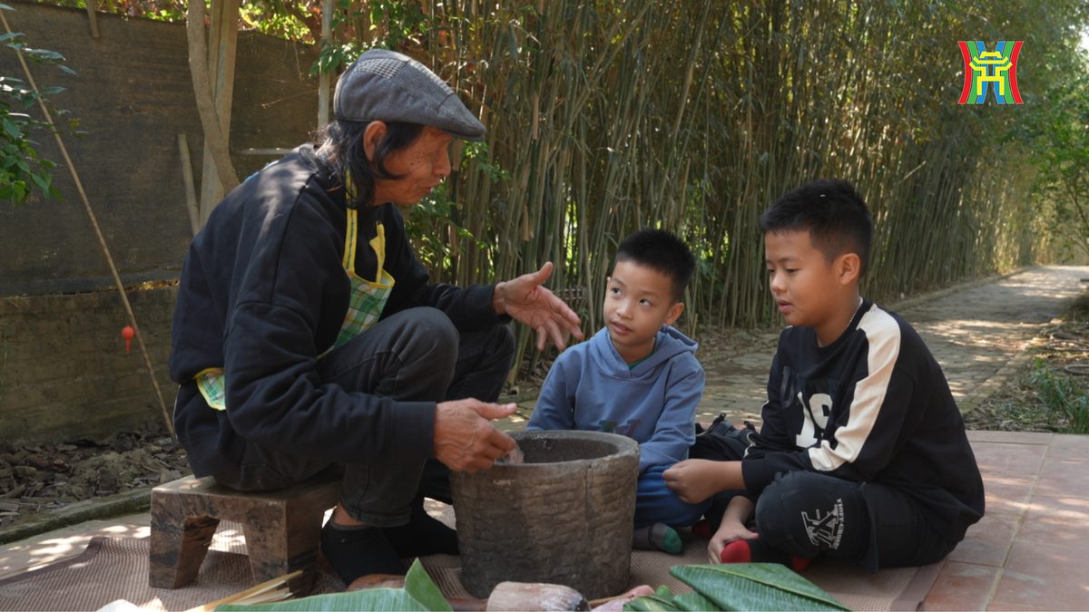 Bác Bình kể chuyện nghề giò cho các cháu